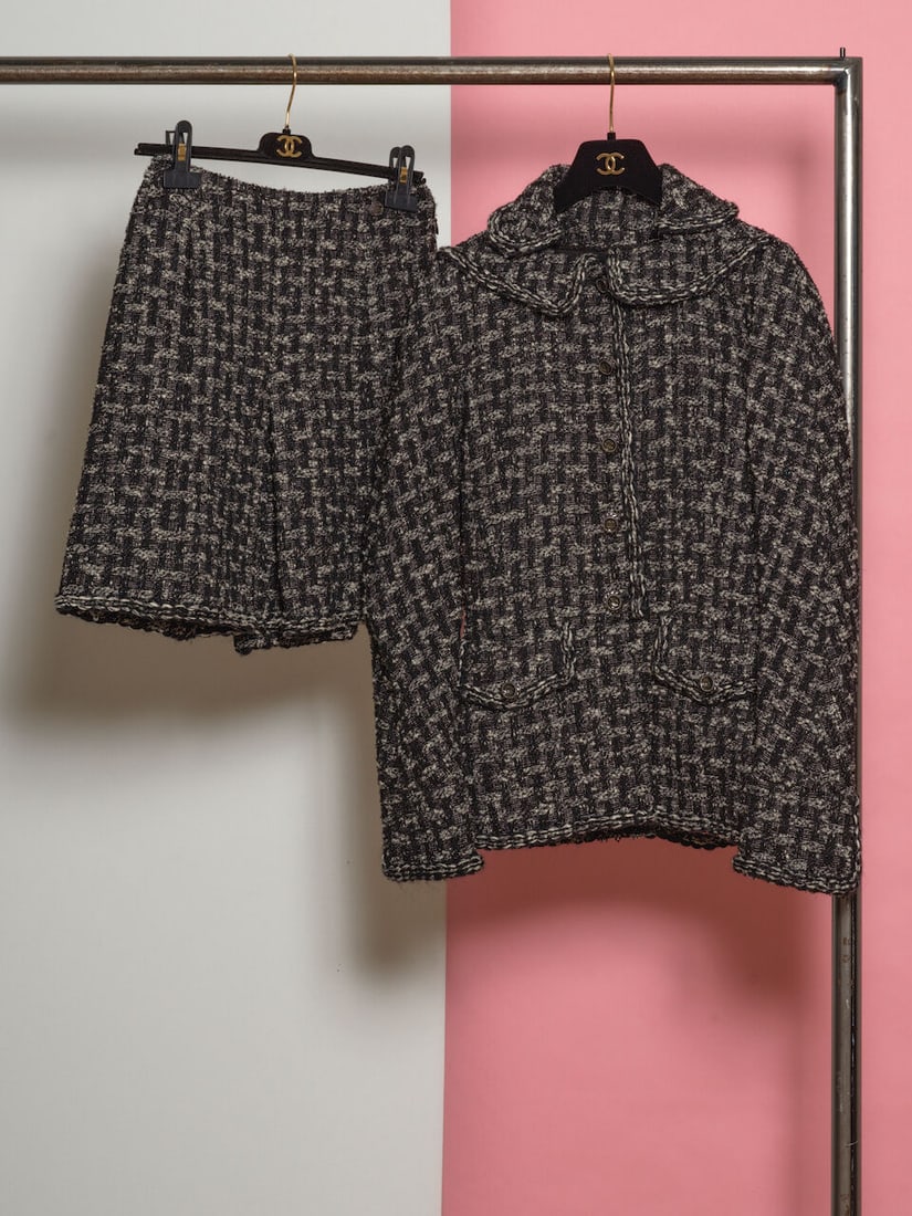 Chanel, collection Prêt-à-Porter, Printemps-Eté 2013. Tailleur en tweed noir et b...: Chanel, collection Prêt-à-Porter, Printemps-Eté 2013. Tailleur en tweed noir et blanc chiné, boutons siglés. Chanel, Ready-to-Wear collection, Spring-Summer 2013. Black and wh