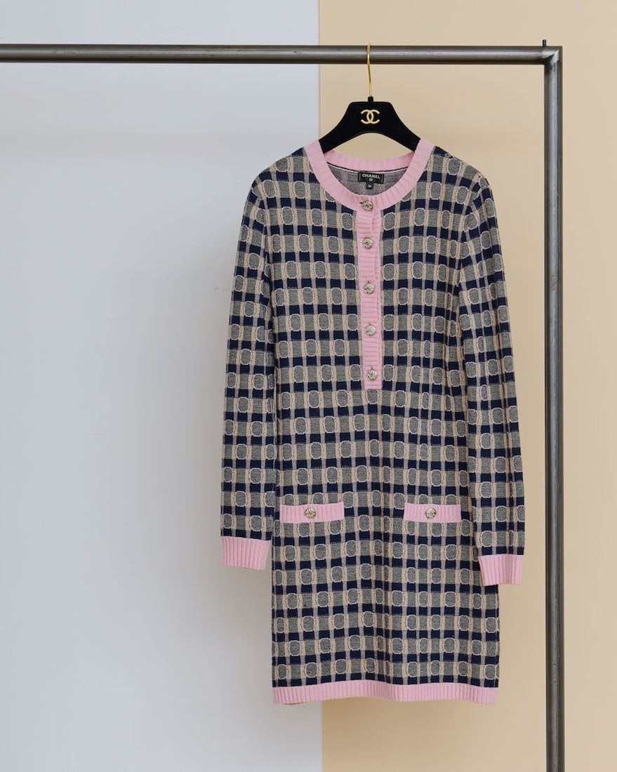 Chanel, collection Prêt à Porter, Automne/Hiver 2021. Robe d'hiver en laine, cachemire...: Chanel, collection Prêt à Porter, Automne/Hiver 2021. Robe d'hiver en laine, cachemire et soie à motif géométrique marine, rose. Chanel, Autumn/Winter 2021 Ready-to-Wear