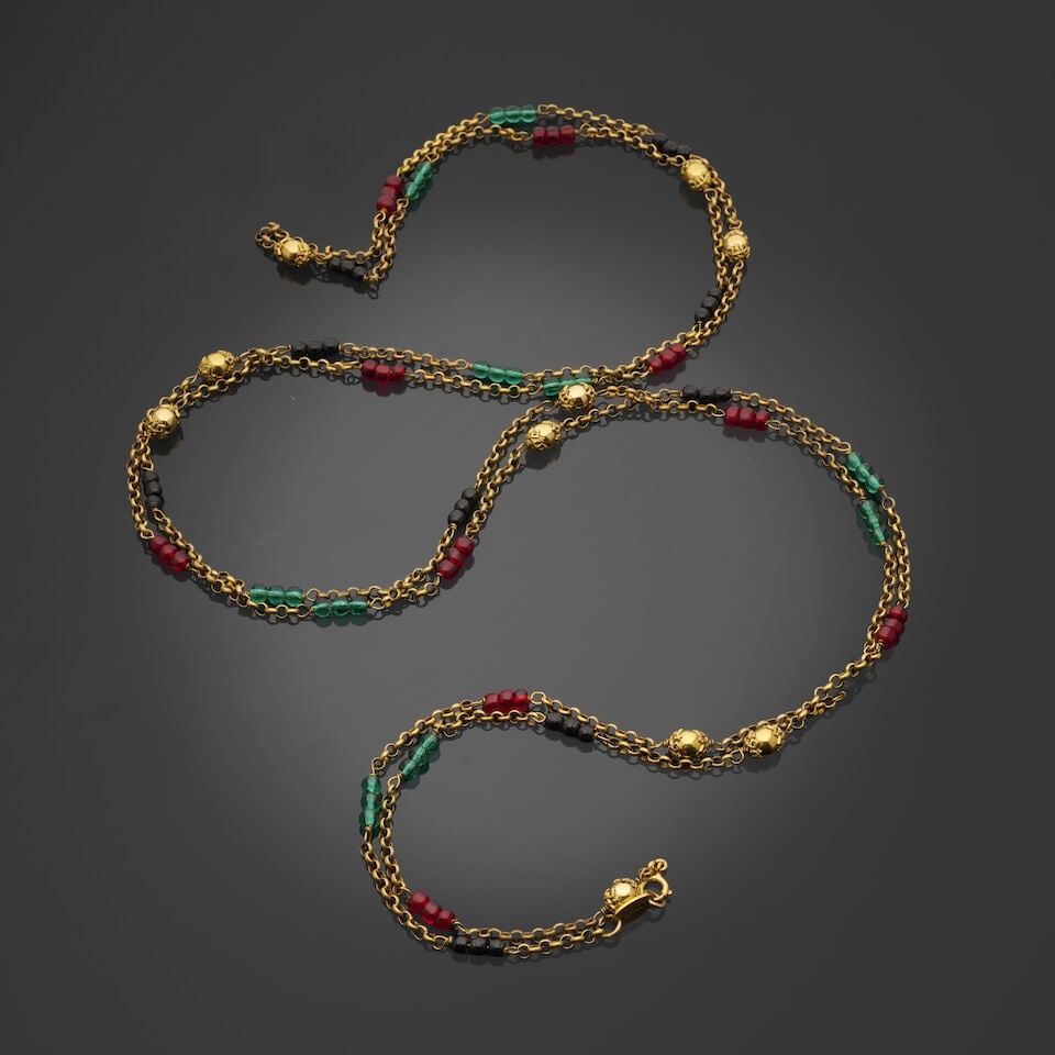 Chanel, circa 1983. Long sautoir chaine doré entrecoupé de perles tricolores. Chanel, ...: Chanel, circa 1983. Long sautoir chaine doré entrecoupé de perles tricolores. Chanel, circa 1983. Long gold-tone sautoir chain interspersed with tricolor pearls. Directeur artistique: Karl
