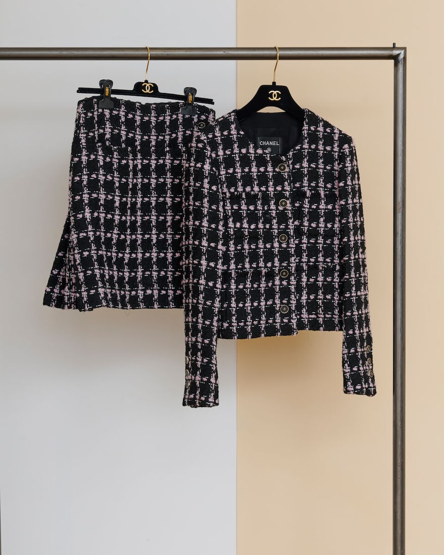 Chanel, collection Prêt à Porter, Printemps/Eté 2025. Tailleur jupe en tweed noir...: Chanel, collection Prêt à Porter, Printemps/Eté 2025. Tailleur jupe en tweed noir, rose à carreaux. Chanel, Spring/Summer 2025 Ready-to-Wear collection. Black and pink checked twee