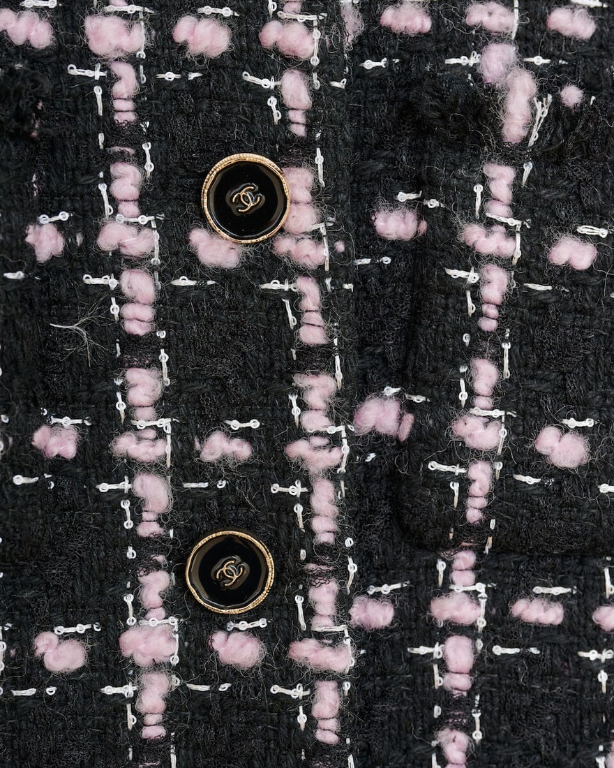Chanel, collection Prêt à Porter, Printemps/Eté 2025. Tailleur jupe en tweed noir... - 2
