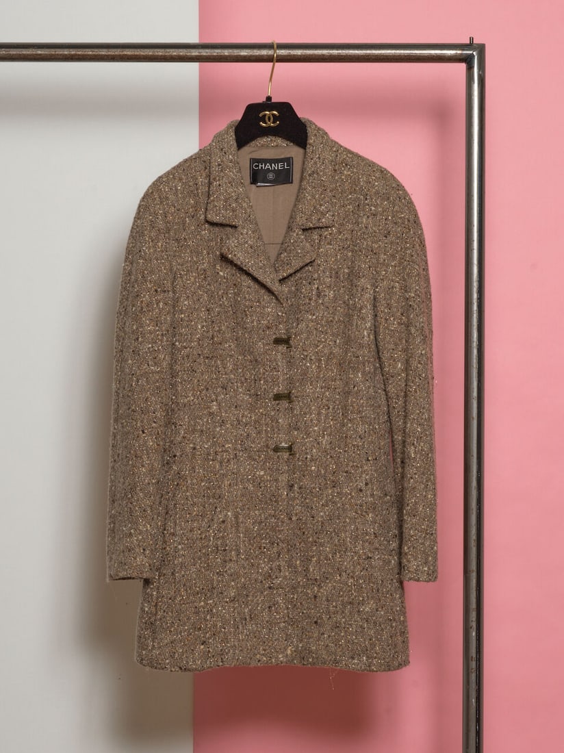 Chanel, collection Prêt à Porte, Automne/Hiver 1999. Veste longue en tweed dans les to...: Chanel, collection Prêt à Porte, Automne/Hiver 1999. Veste longue en tweed dans les tons automnaux. Chanel, Ready-to-Wear collection, Autumn/Winter 1999. Long tweed jacket in autumnal