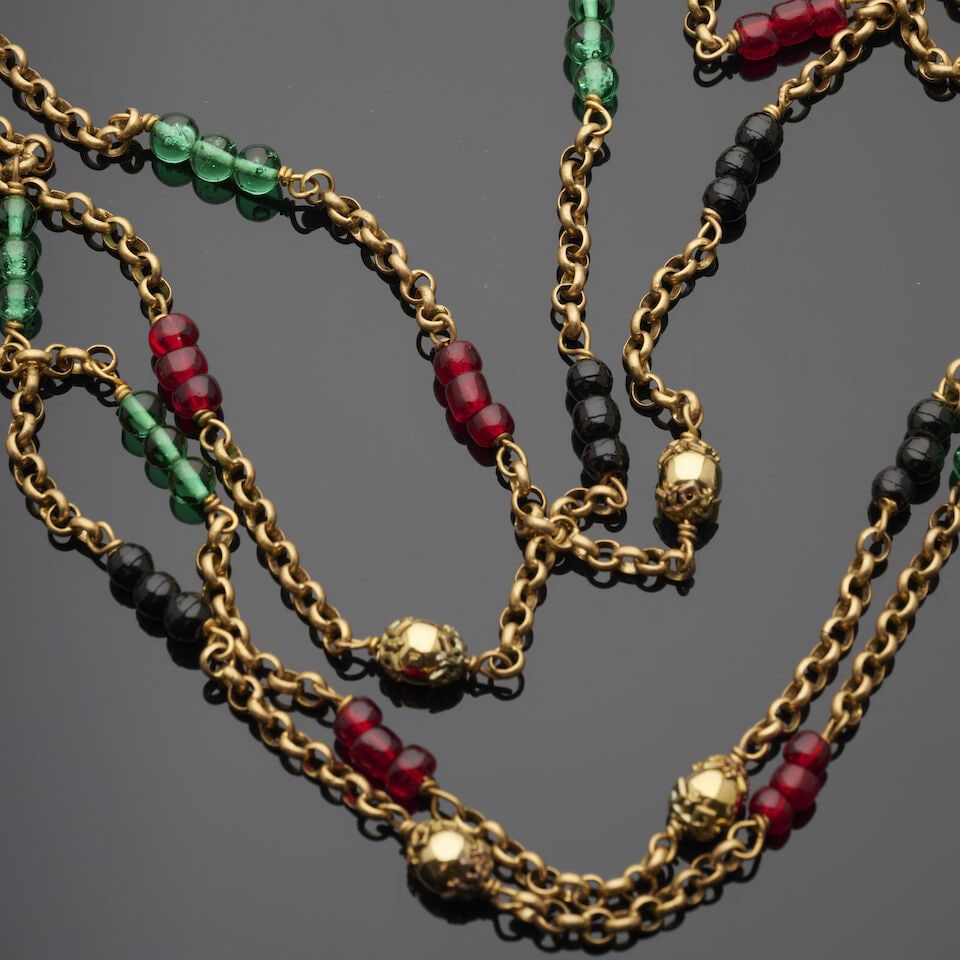 Chanel, circa 1983. Long sautoir chaine doré entrecoupé de perles tricolores. Chanel, ... - 2