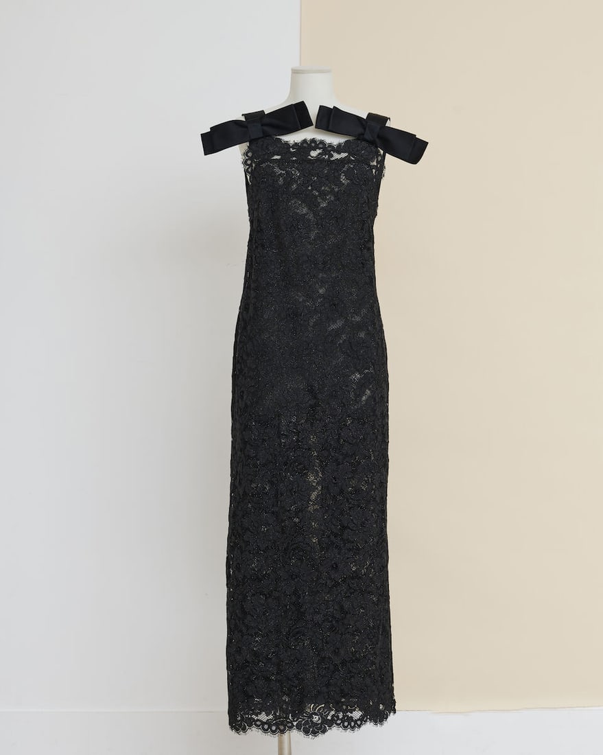 Chanel, collection Prêt à Porter, Automne/Hiver 2018. Robe en maille noire paillet...: Chanel, collection Prêt à Porter, Automne/Hiver 2018. Robe en maille noire pailletée et ajourée à motif floral. Chanel, Fall/Winter 2018 Ready-to-Wear collection. Black irides