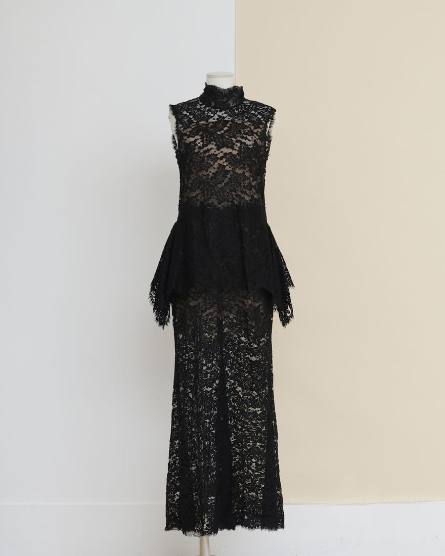 Chanel, collection Prêt à Porter, Automne/Hiver 2018. Robe en transparence en dentelle...: Chanel, collection Prêt à Porter, Automne/Hiver 2018. Robe en transparence en dentelle noire à motif floral. Chanel, Fall/Winter 2018 Ready-to-Wear collection. Sheer black lace dress wi