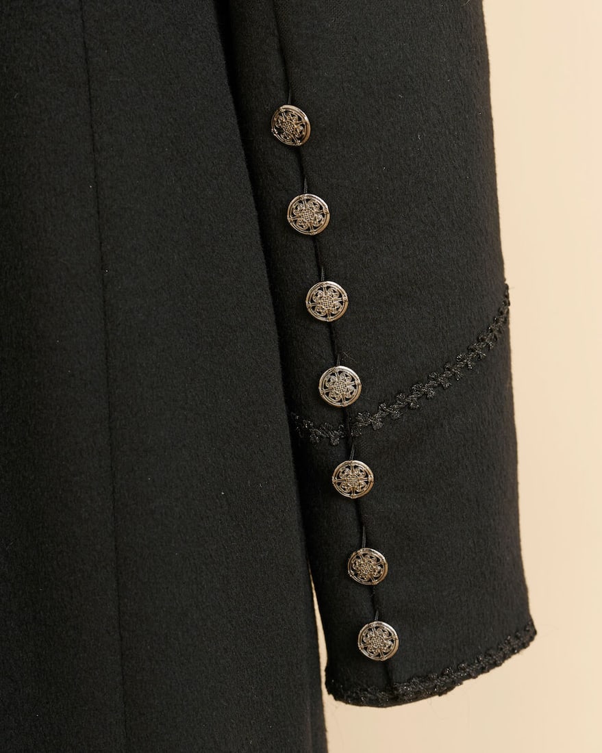 Chanel, collection Métiers d'Art 'Paris - Shanghai' 2010. Manteau en cachemire noir gans... - 2