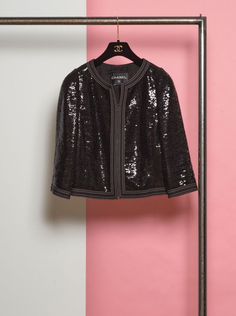 Chanel, collection Croisière 'Versailles' 2013. Veste courte zippée à sequins noi...: Chanel, collection Croisière 'Versailles' 2013. Veste courte zippée à sequins noirs. Chanel, 'Versailles' Cruise 2013 collection. Cropped zipped black sequined jacket. Directeur