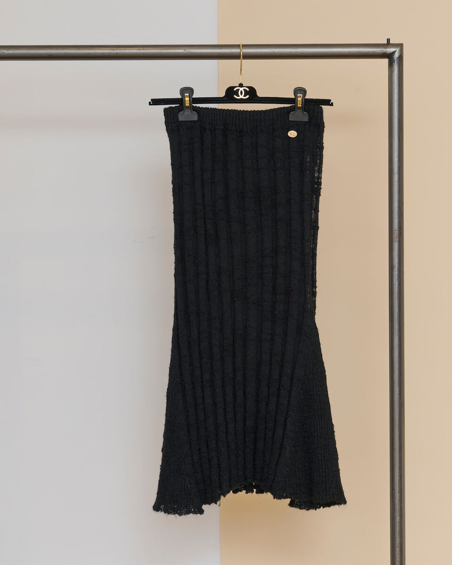 Chanel, collection Prêt à Porter, Automne/Hiver 2016. Jupe fluide en alpaga mélan...: Chanel, collection Prêt à Porter, Automne/Hiver 2016. Jupe fluide en alpaga mélangé noir. Chanel, Fall/Winter 2016 Ready-to-Wear collection. Fluid black alpaca-blend skirt. Directe