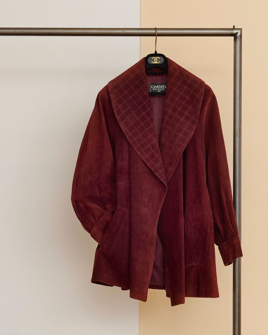 Chanel, collection Prêt à Porter, circa 1990. Ample veste en veau velours prune partie...: Chanel, collection Prêt à Porter, circa 1990. Ample veste en veau velours prune partiellement matelassé. Chanel, ready-to-wear collection, circa 1990. Loose-fitting jacket in