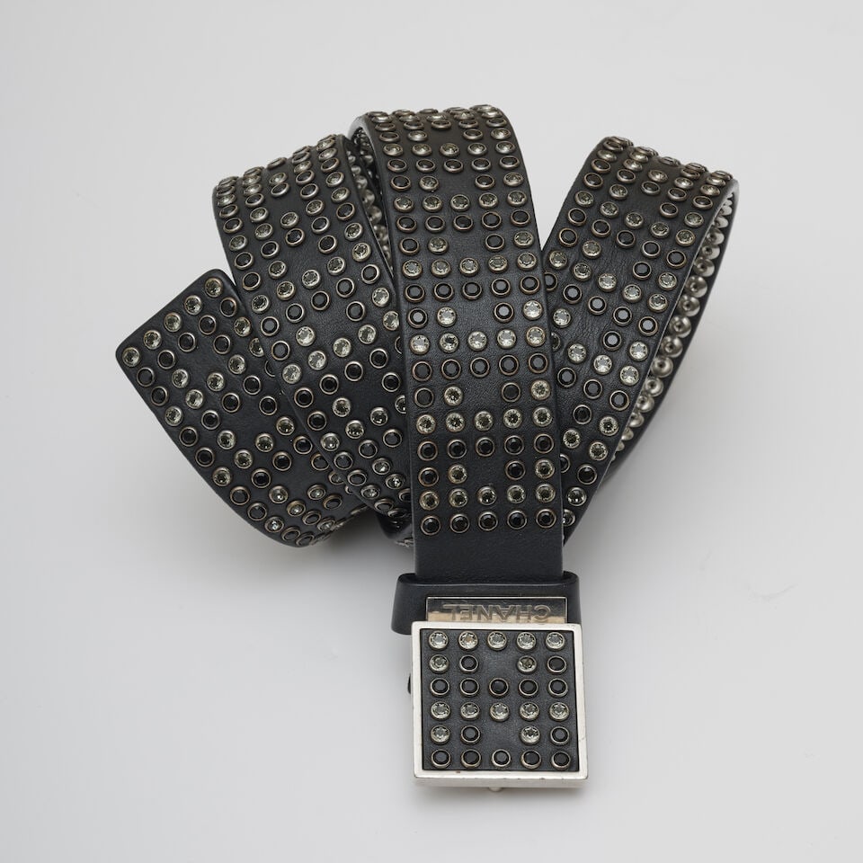 Chanel, année 2016. Ceinture en cuir noir entièrement couverte de strass en deux tons....: Chanel, année 2016. Ceinture en cuir noir entièrement couverte de strass en deux tons. Chanel, 2016. Black leather belt entirely covered in two-tone rhinestones. Directeur artistique: Karl L