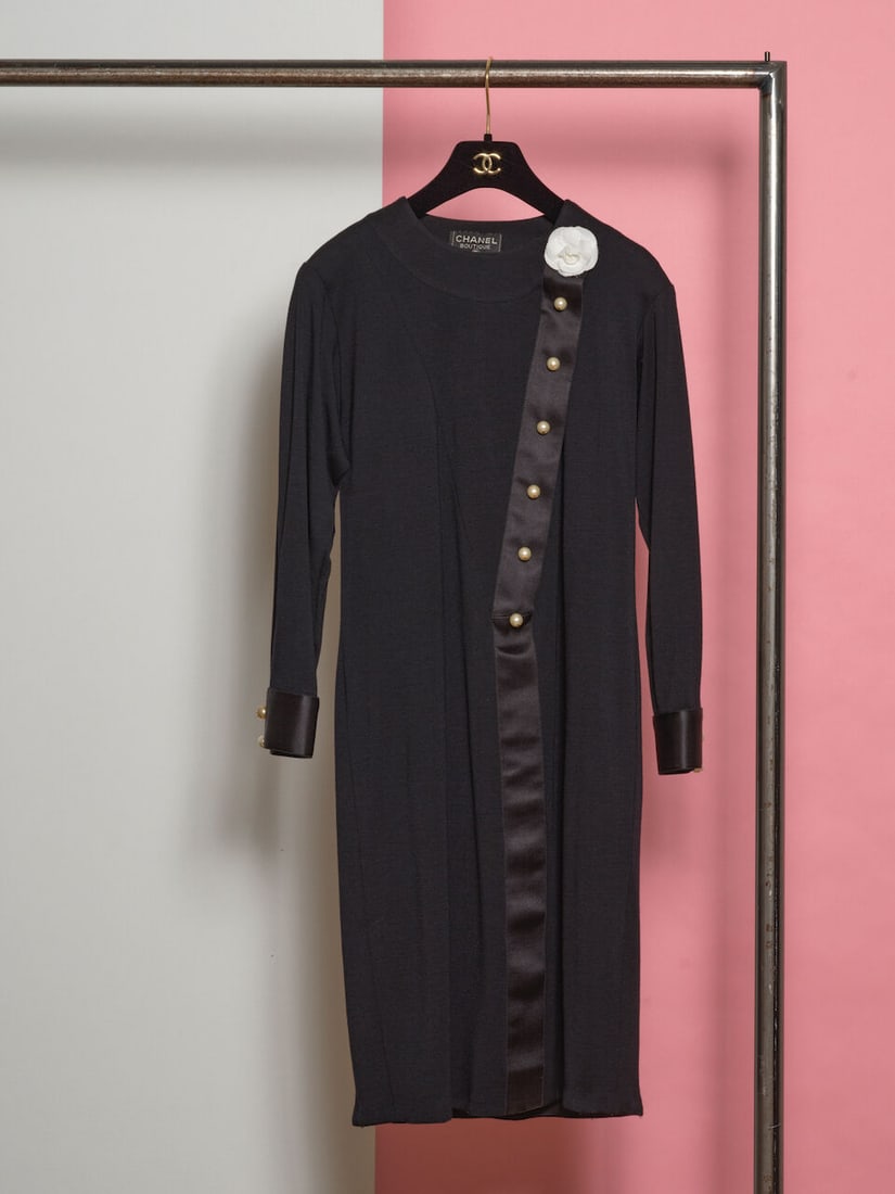 Chanel Boutique, collection Prêt-à-Porter années 1990. Robe en lainage et satin n...: Chanel Boutique, collection Prêt-à-Porter années 1990. Robe en lainage et satin noir agrémenté de perles d'imitation. Chanel Boutique, 1990s Ready-to-Wear collection. Black