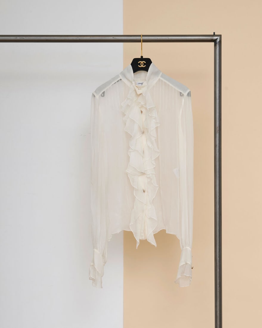 Chanel, collection Prêt-à-Porter, Automne-Hiver 2019. Blouse en soie ivoire à bou... (1 of 1)