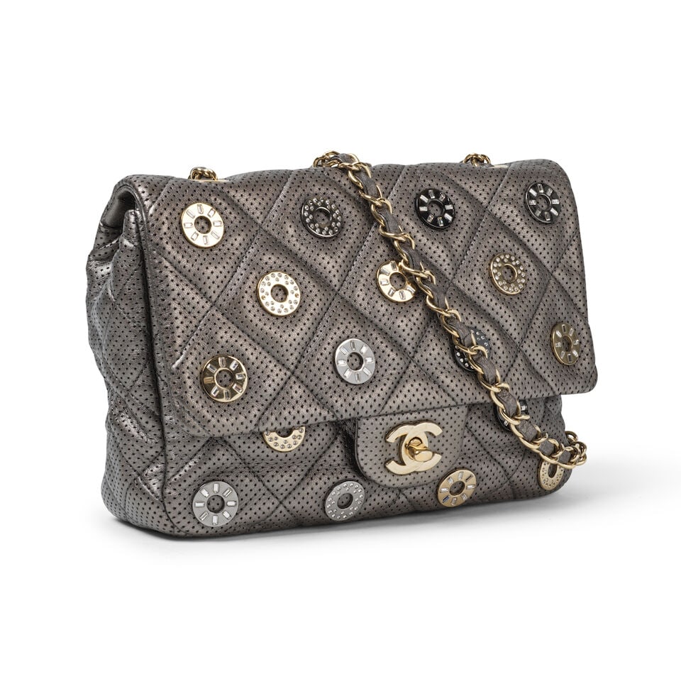 Chanel, Edition Limitée de la collection Resort 2015 Paris - Dubai. Sac Classique PM en cui...: Chanel, Edition Limitée de la collection Resort 2015 Paris - Dubai. Sac Classique PM en cuir métallisé perforé et agrémenté d'œillets strassés. Chanel, Limited 