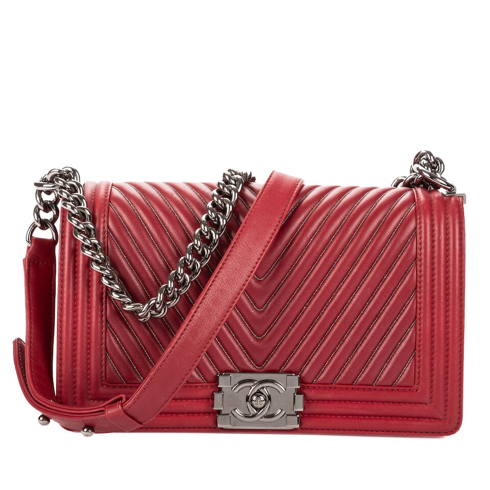 Chanel, circa 2014. Limited Edition. Sac Boy en cuir bordeaux surpiqué.. Chanel, circa 2014...: Chanel, circa 2014. Limited Edition. Sac Boy en cuir bordeaux surpiqué.. Chanel, circa 2014. Limited Edition. Boy bag in burgundy leather with topstitching. Fermoir logo rectangulaire en mét
