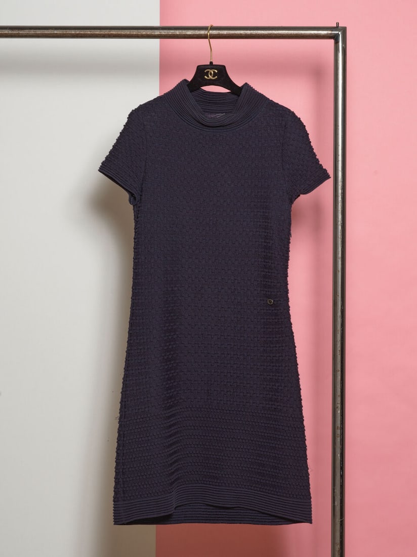 Chanel, collection Prêt à Porte, Automne/Hiver 2014. Robe en lainage bleu marine. Chan...: Chanel, collection Prêt à Porte, Automne/Hiver 2014. Robe en lainage bleu marine. Chanel, Ready-to-Wear collection, Autumn/Winter 2014. Navy blue wool dress. Directeur artistique: Karl
