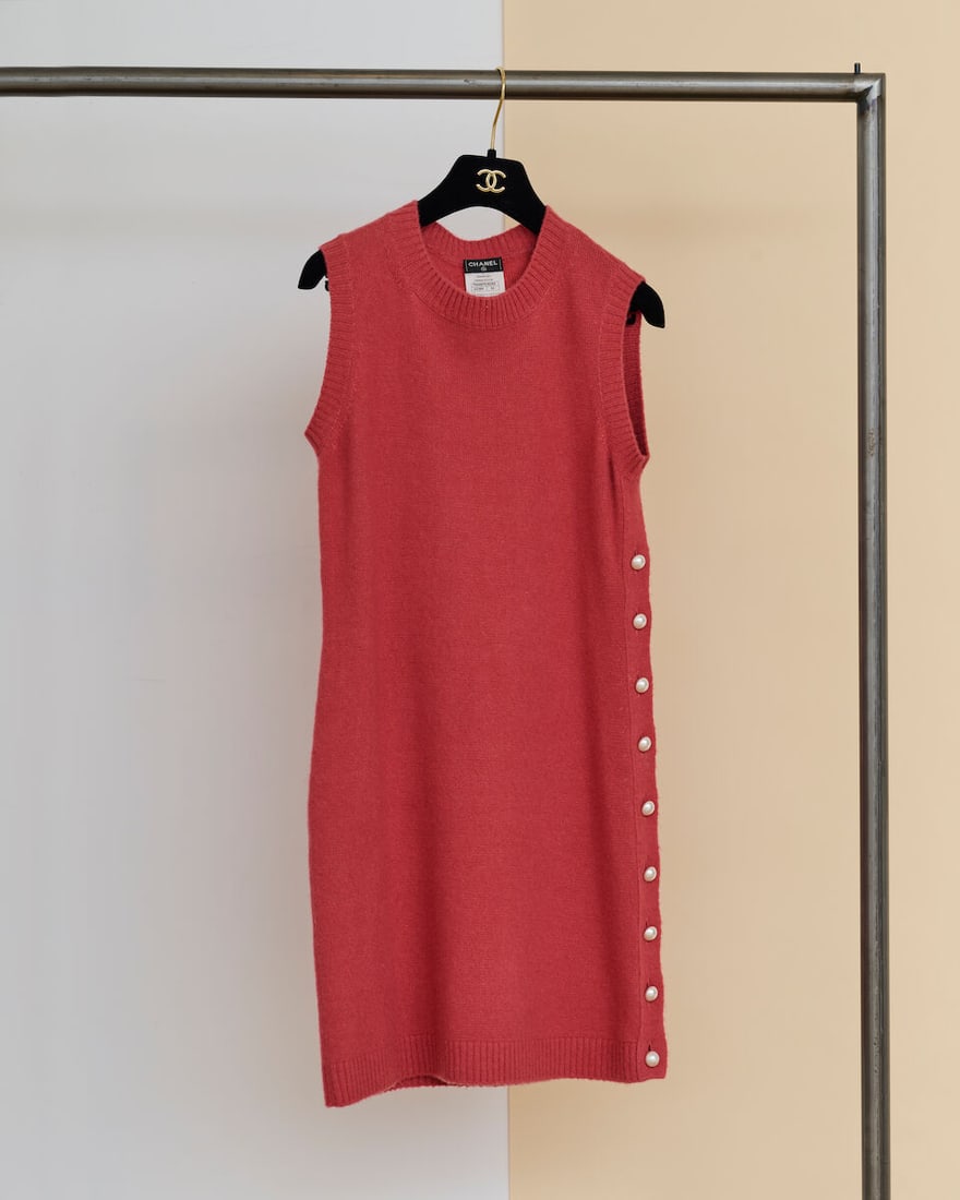 Chanel, collection Prêt à Porter, Automne/Hiver 2014. Robe en cachemire, laine et soie...: Chanel, collection Prêt à Porter, Automne/Hiver 2014. Robe en cachemire, laine et soie vieux rose agrémenté de perles d'imitation. Chanel, Fall/Winter 2014 Ready-to-Wear