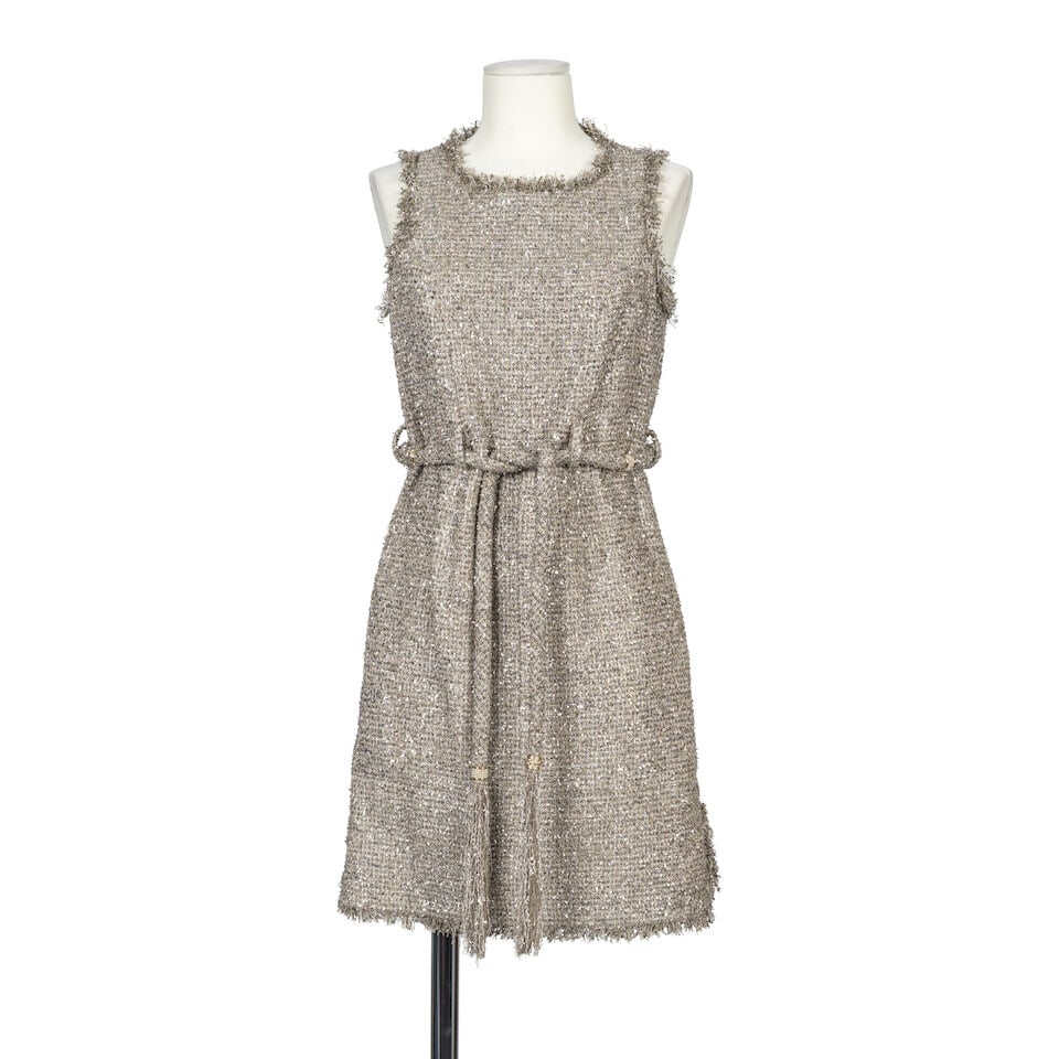 Chanel, collection Prêt-à-Porter, Croisière 2018. Robe de cocktail en tweed beige... (1 of 2)