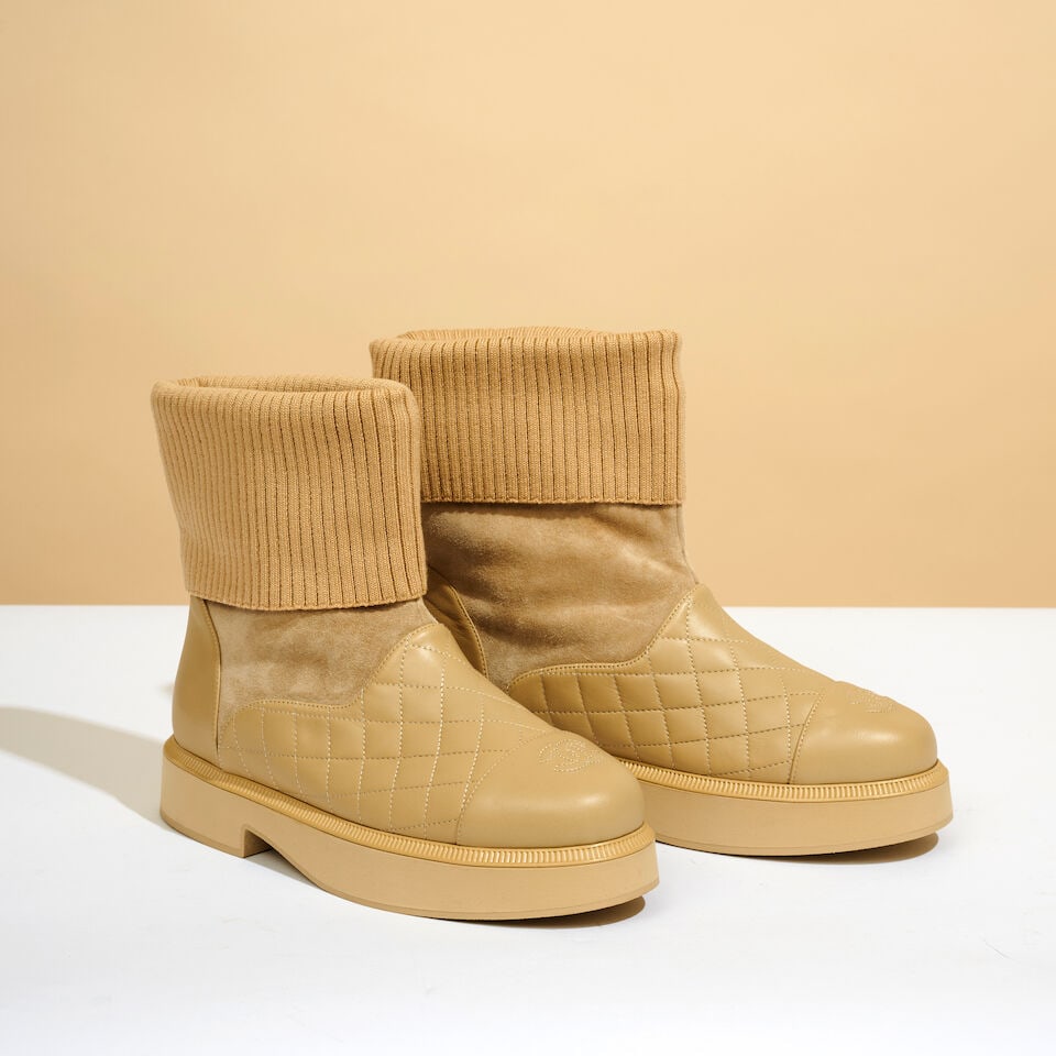Chanel. Paire de bottines d'hiver en cuir agneau partiellement matelassé, daim et laine c&#...: Chanel. Paire de bottines d'hiver en cuir agneau partiellement matelassé, daim et laine côtelée beige. Chanel. Pair of winter ankle boots in partially quilted lambskin, suede, and