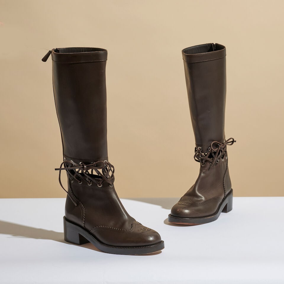 Chanel. Paire de bottes en cuir chocolat ouvertes aux chevilles sur un laçage. Chanel. Pair... (1 of 2)