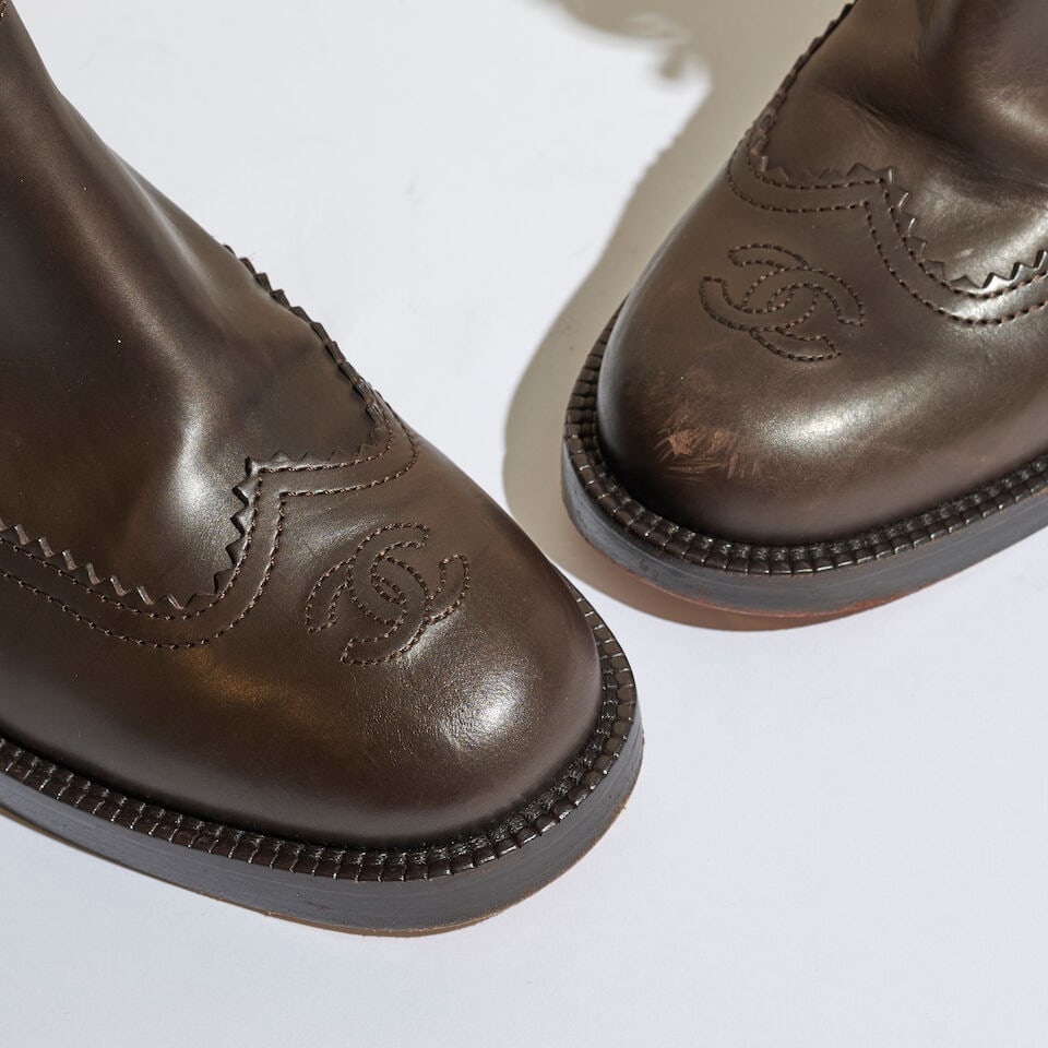 Chanel. Paire de bottes en cuir chocolat ouvertes aux chevilles sur un laçage. Chanel. Pair... - 2