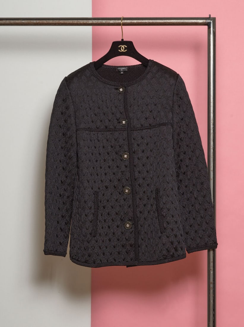 Chanel, collection Prêt à Porter, Automne/Hiver 2017. Veste longue en maille de soie m...: Chanel, collection Prêt à Porter, Automne/Hiver 2017. Veste longue en maille de soie matelassé noire. Chanel, Fall/Winter 2017 Ready-to-Wear collection. Long black quilted silk knit jac