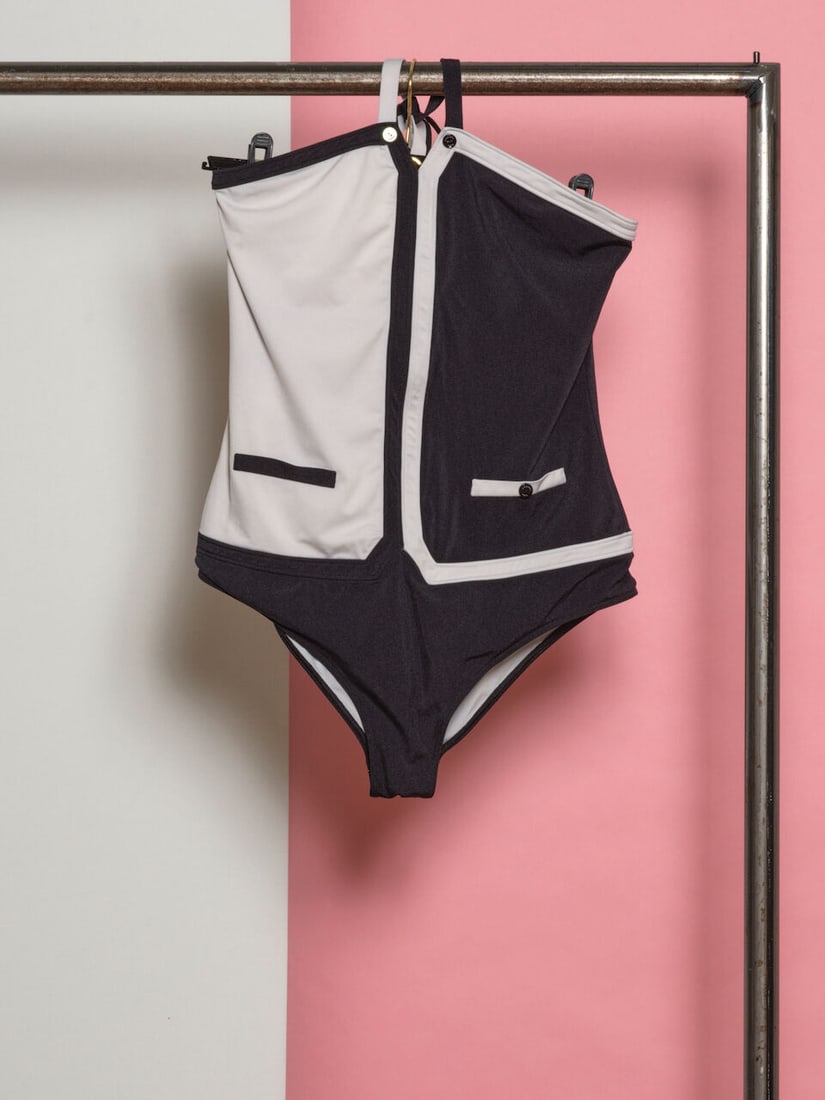 Chanel, collection Croisière 2014. Maillot de bain une pièce façon bicolore blanc...: Chanel, collection Croisière 2014. Maillot de bain une pièce façon bicolore blanc, marine. Chanel, Cruise 2014 collection. One-piece swimsuit in a white and navy two-tone style. Directe