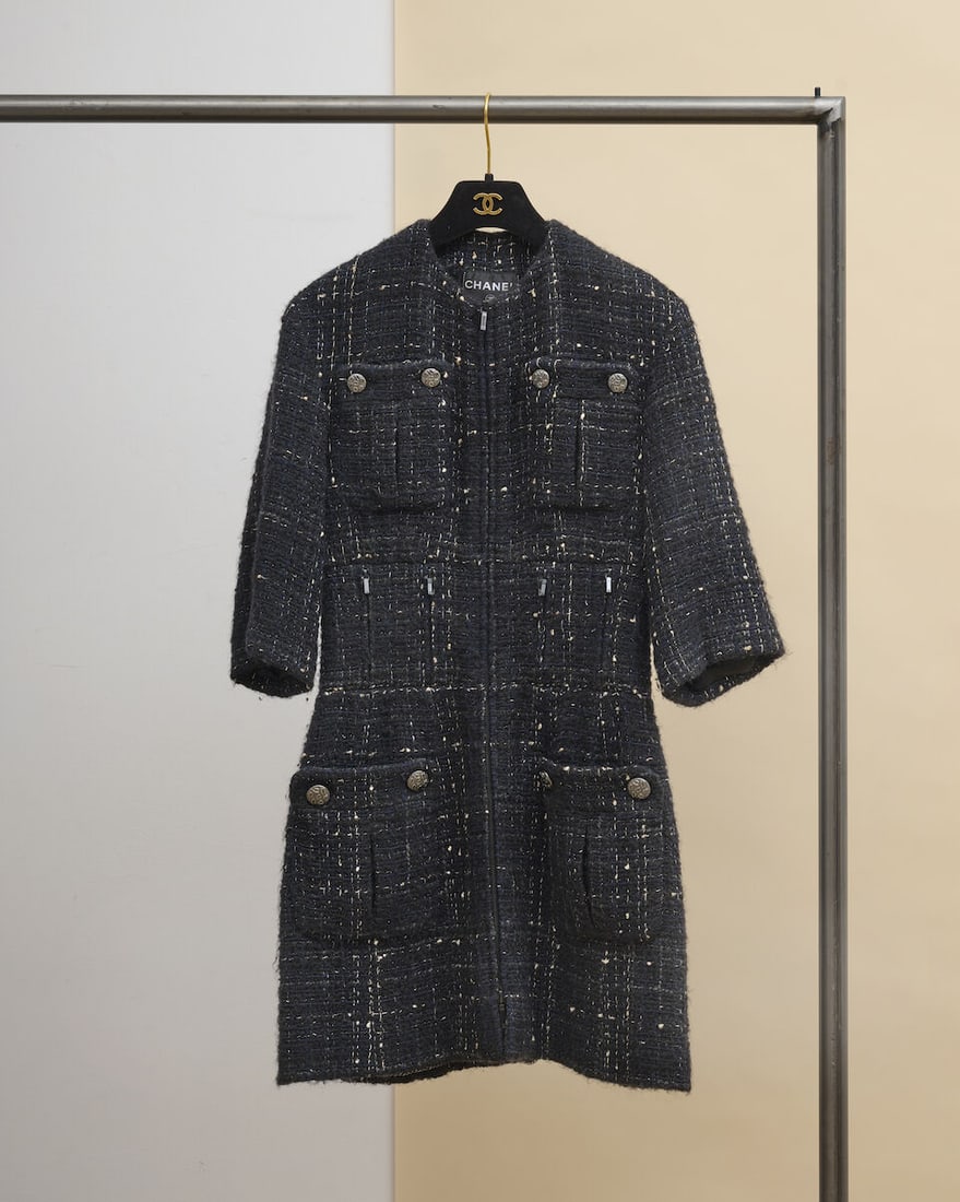 Chanel, collection Prêt à Porter, Printemps/Eté 2015. Robe zippée en tweed n...: Chanel, collection Prêt à Porter, Printemps/Eté 2015. Robe zippée en tweed noir chiné beige, agrémenté de multiples fermeture zippées. Chanel, Spring/Summer