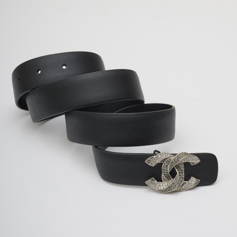 Chanel, Croisière 'Paris - Seoul' 2016. Ceinture en cuir noir à boucle CC strassé...: Chanel, Croisière 'Paris - Seoul' 2016. Ceinture en cuir noir à boucle CC strassée et torsadée. Chanel, 2016 'Paris-Seoul' Cruise collection. Black leather belt featuring a