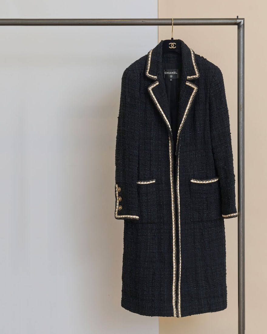 Chanel, collection Métiers d'Art 'Chateaux of the Loire' 2021. Manteau en tweed noir gans&#...: Chanel, collection Métiers d'Art 'Chateaux of the Loire' 2021. Manteau en tweed noir gansé d'une natte de lurex or et cuir blanc. Chanel, Métiers d'Art 'Châteaux of the Loire'