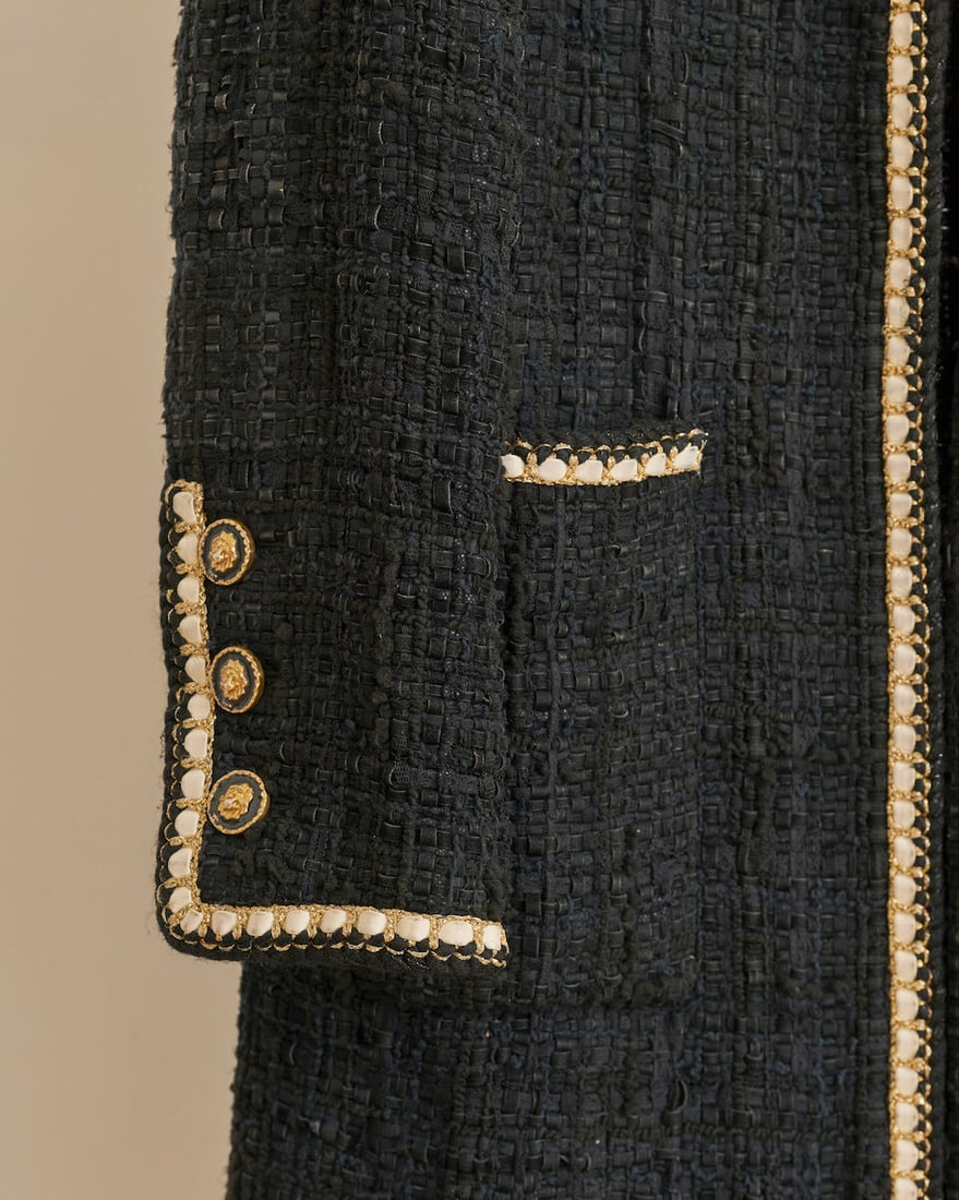 Chanel, collection Métiers d'Art 'Chateaux of the Loire' 2021. Manteau en tweed noir gans&#... - 2