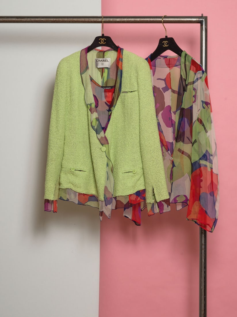 Chanel, collection Prêt à Porter, Printemps/Eté 2000. Veste en tweed vert et top ...: Chanel, collection Prêt à Porter, Printemps/Eté 2000. Veste en tweed vert et top sans manches en mousseline imprimée. Chanel, Ready-to-Wear collection, Spring/Summer 2000. Green