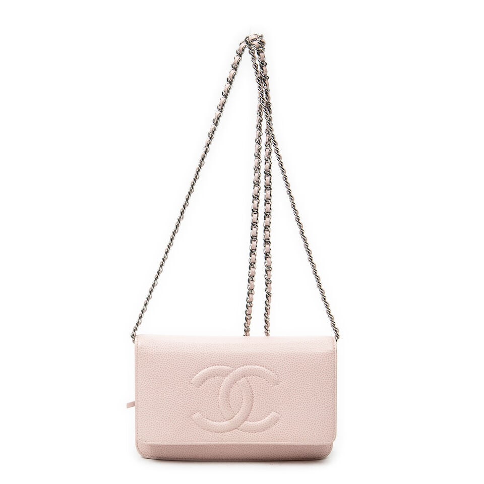 Chanel, circa 2013. Sac Wallet on Chain en cuir rose clair. Chanel, circa 2013. 'Wallet on Chain...: Chanel, circa 2013. Sac Wallet on Chain en cuir rose clair. Chanel, circa 2013. 'Wallet on Chain' bag in light pink leather. Fermoir pression sur rabat siglé, anse chaîne en métal chrom