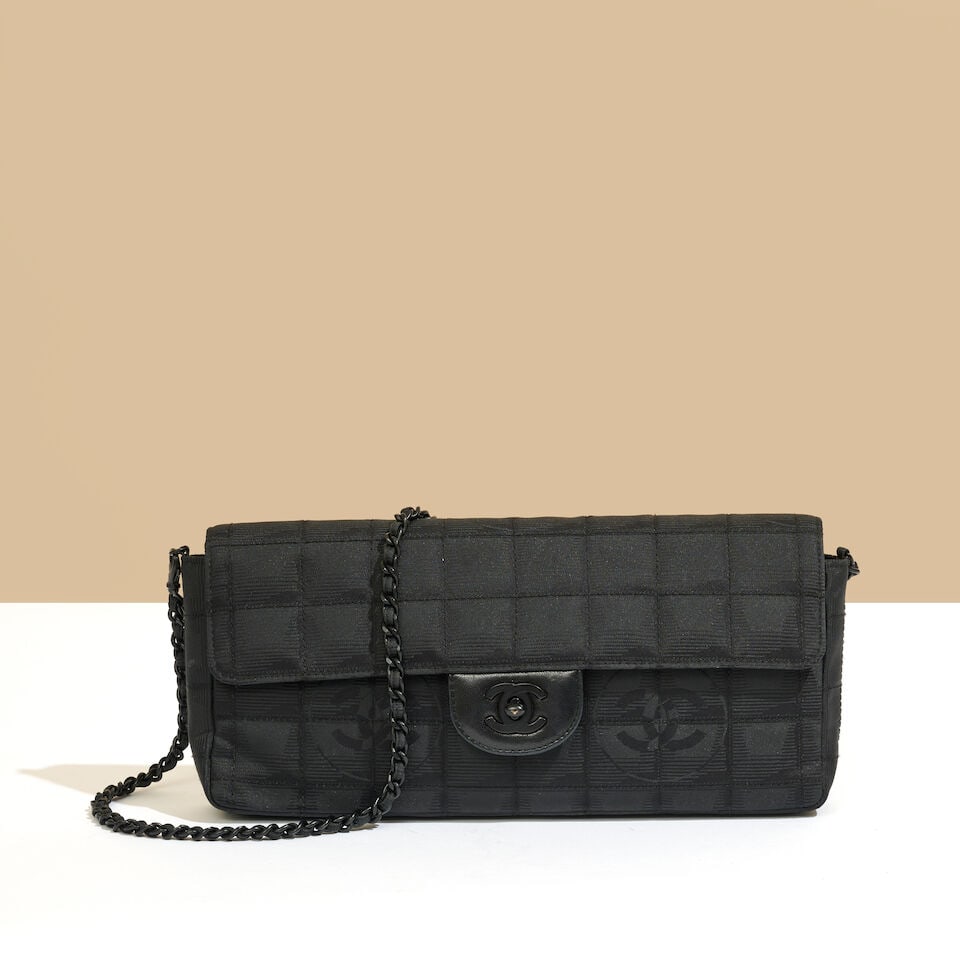 Chanel, année 2000. Sac en toile CC à surpiqures Chocobar. Chanel, circa 2000. Canvas...: Chanel, année 2000. Sac en toile CC à surpiqures Chocobar. Chanel, circa 2000. Canvas bag with CC logo and Chocobar stitching. Directeur artistique: Karl Lagerfeld. 26 x 12,5 x 4 cm. Footnot