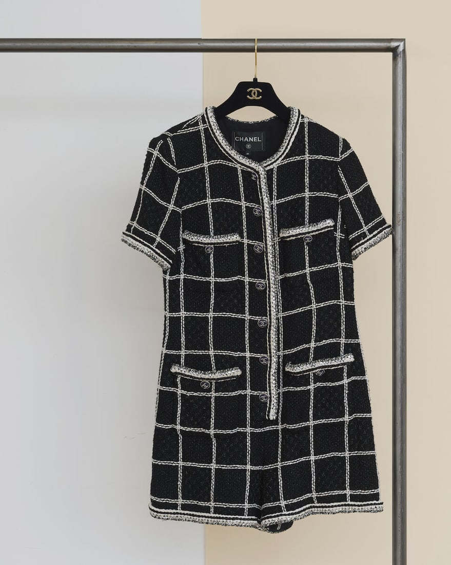 Chanel, collection Prêt-à-Porter, Printemps/Eté 2020. Combinaison short en tweed ...: Chanel, collection Prêt-à-Porter, Printemps/Eté 2020. Combinaison short en tweed lurex noir à motif de carreaux blanc et lurent argent. Chanel, Spring/Summer 2020 Ready-to-Wear