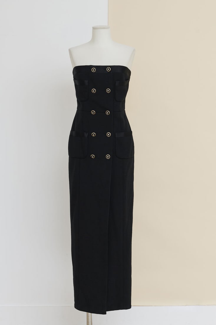 Chanel, collection Métiers d'Art 'Paris-31 rue Cambon' 2020. Robe bustier en laine et satin...: Chanel, collection Métiers d'Art 'Paris-31 rue Cambon' 2020. Robe bustier en laine et satin noir à double boutonnage. Chanel, Métiers d'Art 'Paris-31 rue Cambon' 2020 collection. Black 
