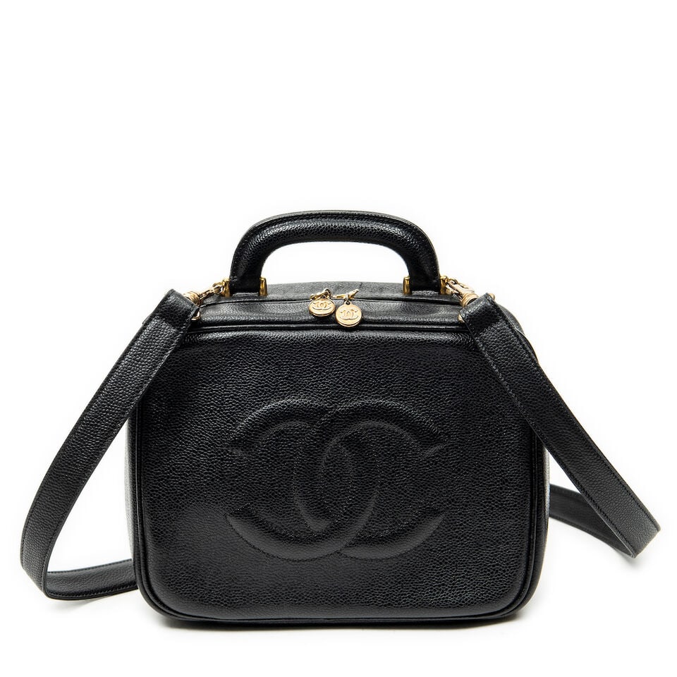 Chanel, circa 1996. Sac beauty case en cuir caviar noir. Chanel, circa 1996. Black caviar leathe...: Chanel, circa 1996. Sac beauty case en cuir caviar noir. Chanel, circa 1996. Black caviar leather beauty case bag. Fermeture à glissière, poignée, anse bandoulière.
