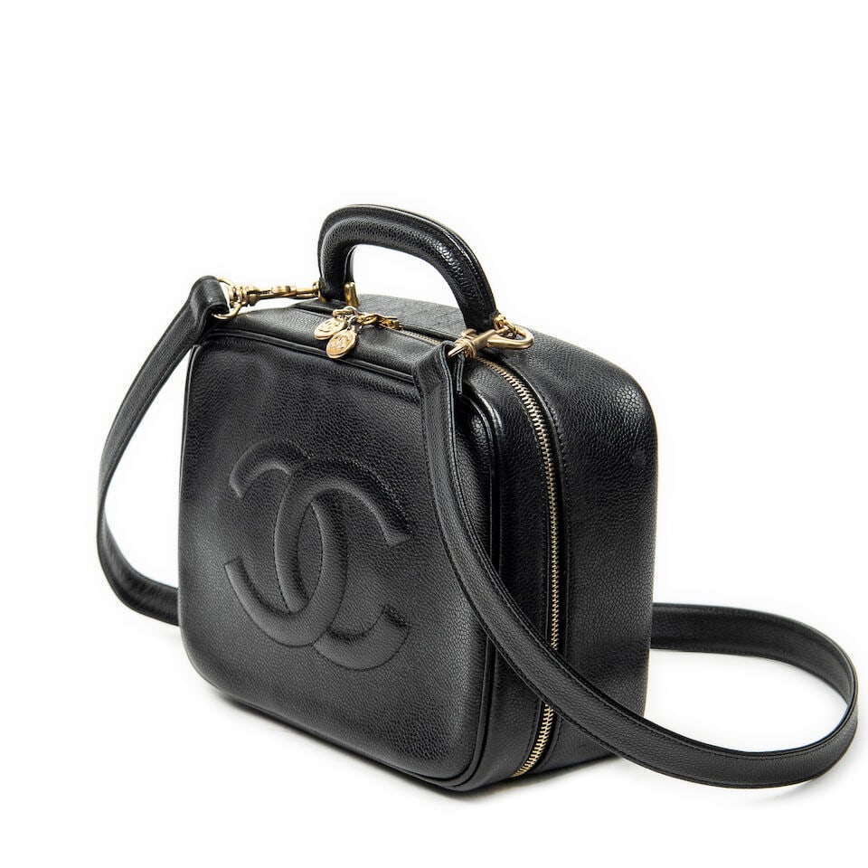 Chanel, circa 1996. Sac beauty case en cuir caviar noir. Chanel, circa 1996. Black caviar leathe... - 2
