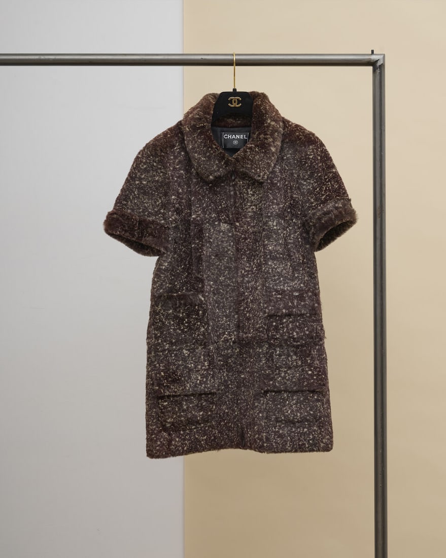 Chanel, collection Prêt à Porter, Automne/Hiver 2005. Robe courte en fourrure de lapin...: Chanel, collection Prêt à Porter, Automne/Hiver 2005. Robe courte en fourrure de lapin tachetée chocolat, écru. Chanel, Ready-to-Wear collection, Autumn/Winter 2005. Short dress