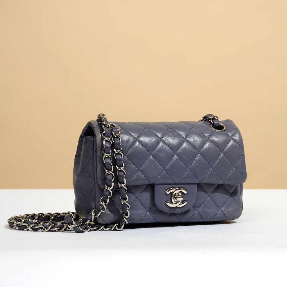 Chanel, année 2012. Mini sac Classique en cuir agneau matelassé lavande. Chanel, 2012....: Chanel, année 2012. Mini sac Classique en cuir agneau matelassé lavande. Chanel, 2012. Mini Classic bag in lavender quilted lambskin. Directeur artistique: Karl Lagerfeld. Hologramme, manque