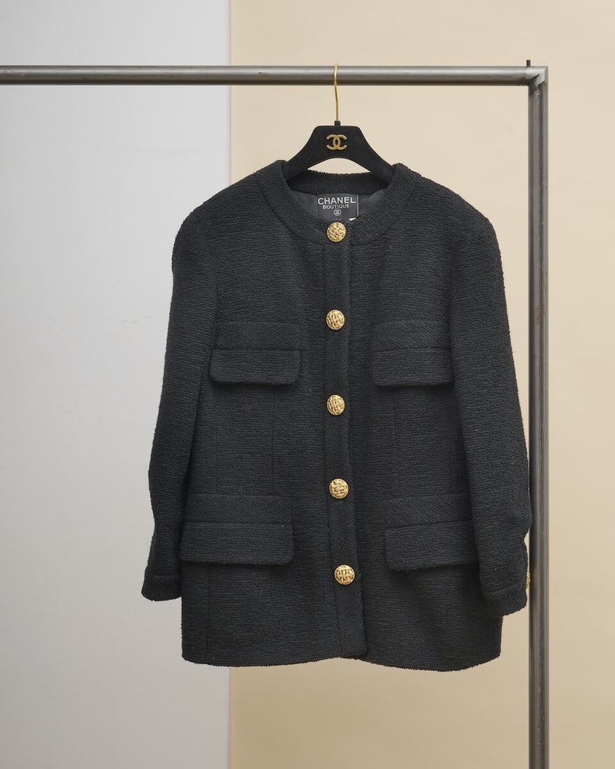 Chanel, années 1990. Veste longue en tweed noir à multiples poches. Chanel, 1990s. Lon... (1 of 2)
