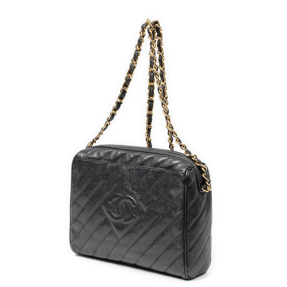 Chanel, circa 1994. Sac Camera crossbody en cuir noir. Chanel, circa 1994. Black leather Camera ... - 2