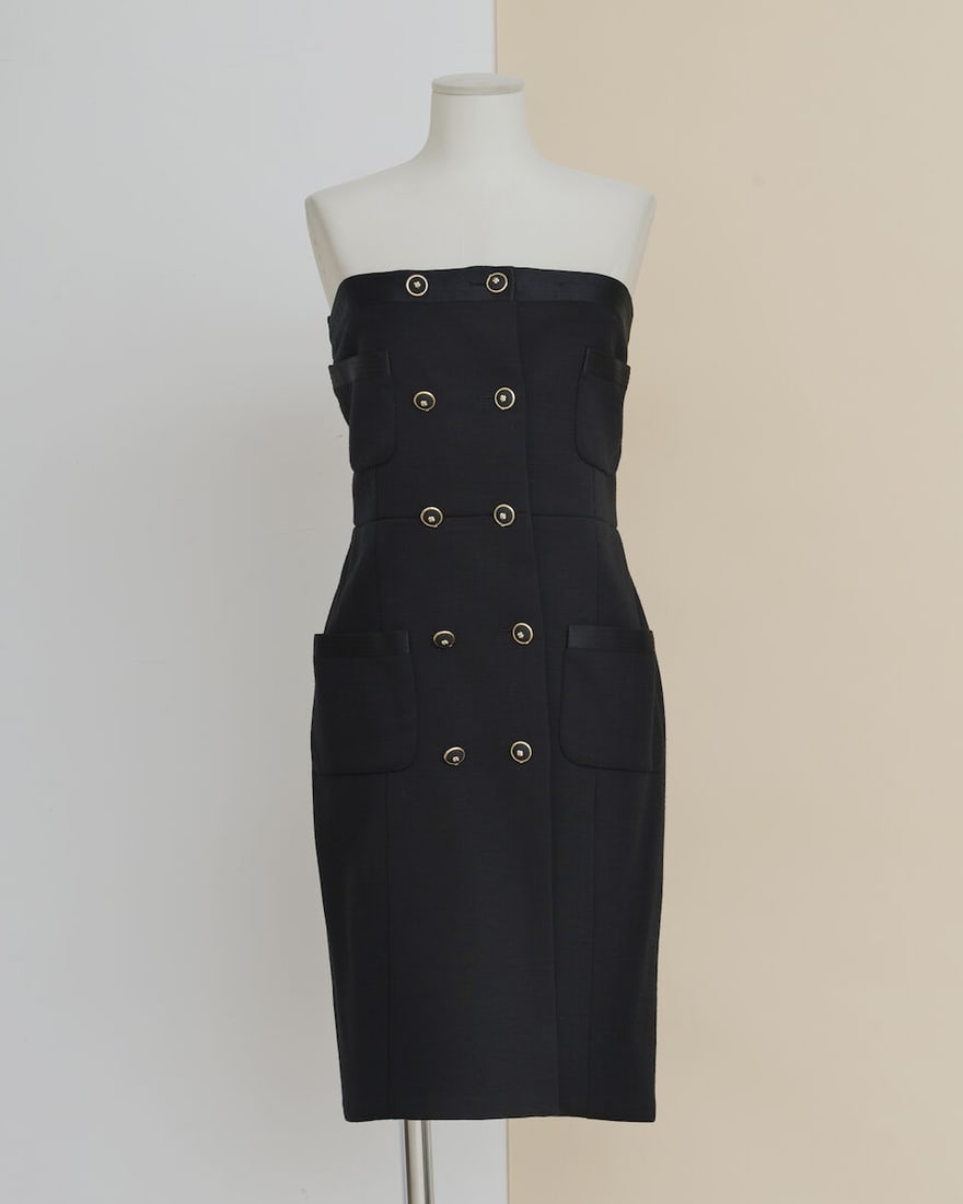 Chanel, collection Métiers d'Art 'Paris-31 rue Cambon' 2020. Robe bustier courte en laine e...: Chanel, collection Métiers d'Art 'Paris-31 rue Cambon' 2020. Robe bustier courte en laine et satin noir à double boutonnage Chanel, Métiers d'Art 'Paris-31 rue Cambon' 2020 collection.