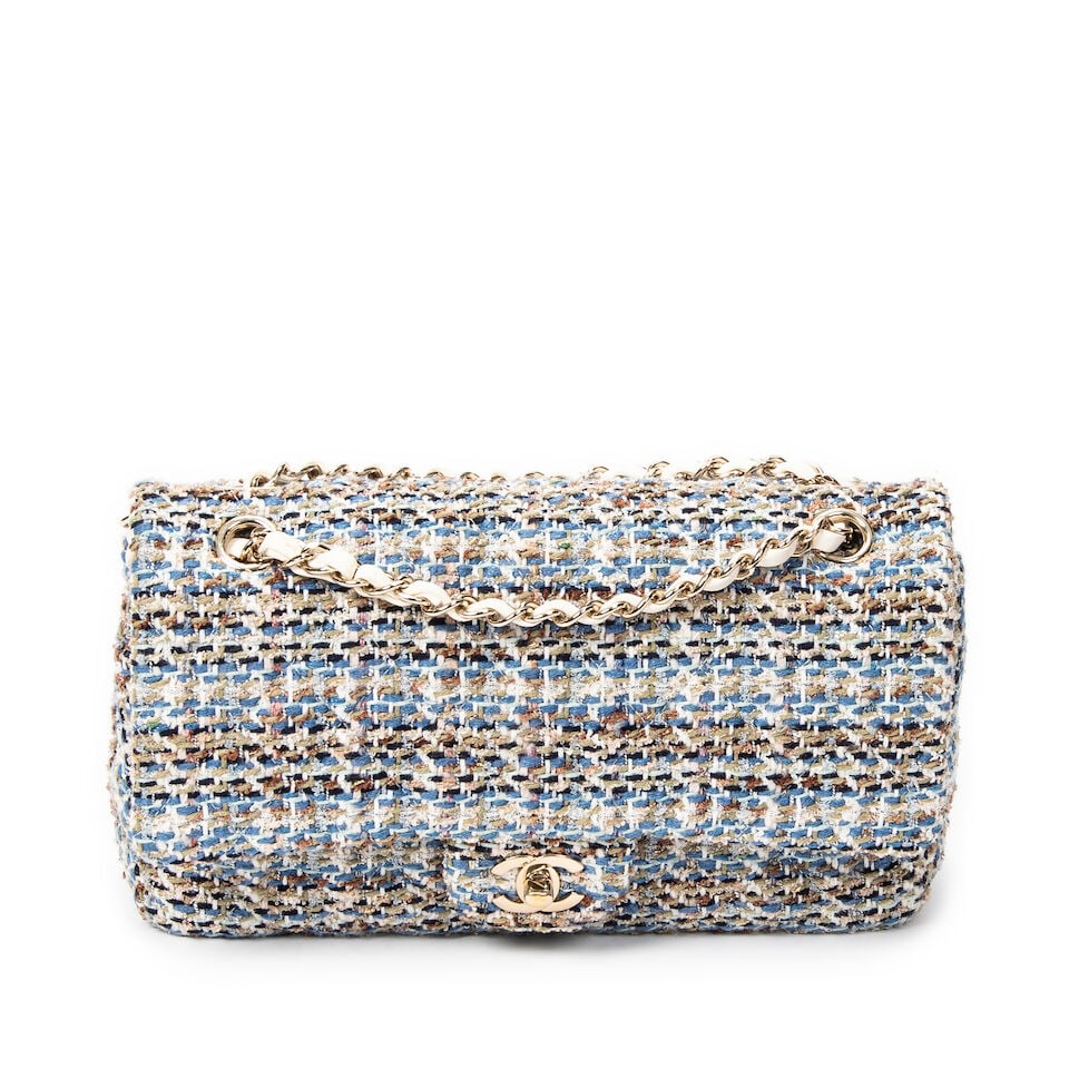 Chanel, année 2019. Sac Classique double rabat en tweed bleu et blanc. Chanel, 2019. Classi...: Chanel, année 2019. Sac Classique double rabat en tweed bleu et blanc. Chanel, 2019. Classic double-flap bag in blue and white tweed. Logo doré sur rabat, double anse chaîne.