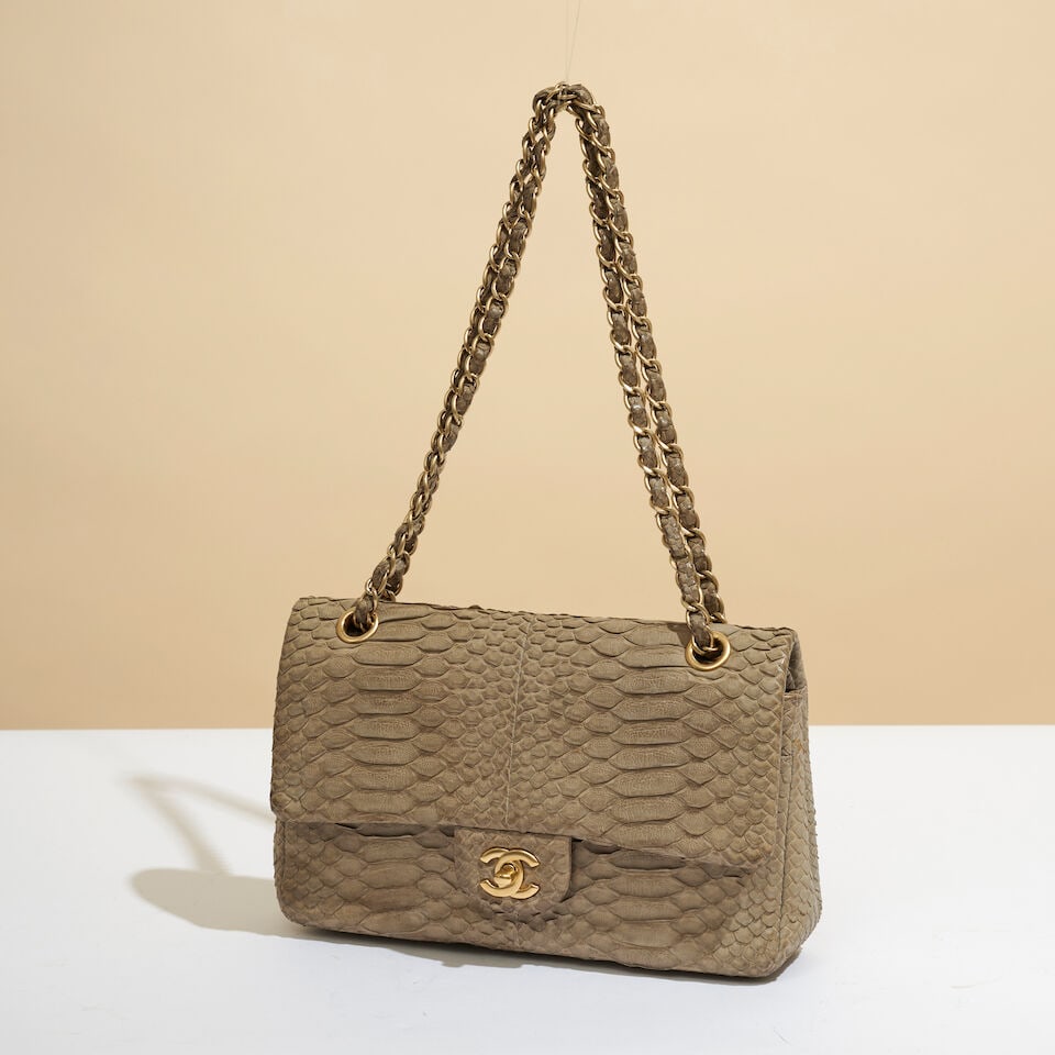 Chanel, 2009. Sac Classique en python mat taupe à double rabat Chanel, 2009. Classic Double...: Chanel, 2009. Sac Classique en python mat taupe à double rabat Chanel, 2009. Classic Double Flap bag in matte taupe python. Directeur artistique: Karl Lagerfeld. Hologramme, mais carte d'authenti