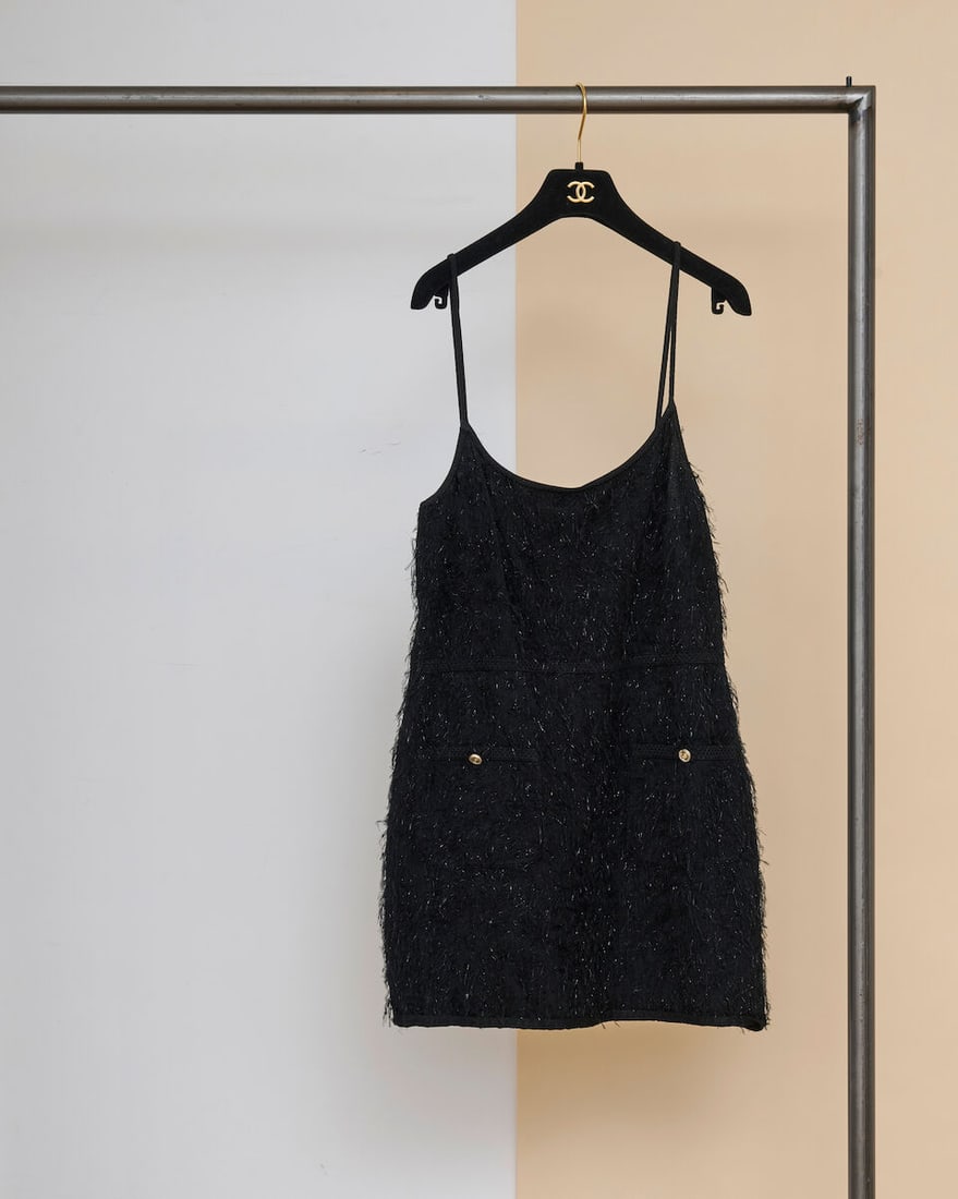 Chanel, collection Prêt-à-Porter, Printemps/Eté 2021. Robe courte à bretelle...: Chanel, collection Prêt-à-Porter, Printemps/Eté 2021. Robe courte à bretelles en maille noire effilochée. Chanel, Spring/Summer 2021 Ready-to-Wear collection. Short strap