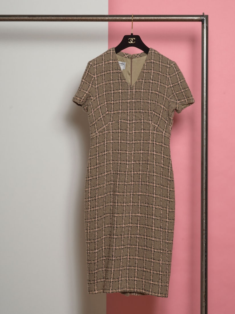 Chanel, collection Prêt à Porter, Automne/Hiver 1995. Robe en tweed vert, rose chin...: Chanel, collection Prêt à Porter, Automne/Hiver 1995. Robe en tweed vert, rose chiné noir. Chanel, Ready-to-Wear collection, Autumn/Winter 1995. Dress in green tweed, heathered pink