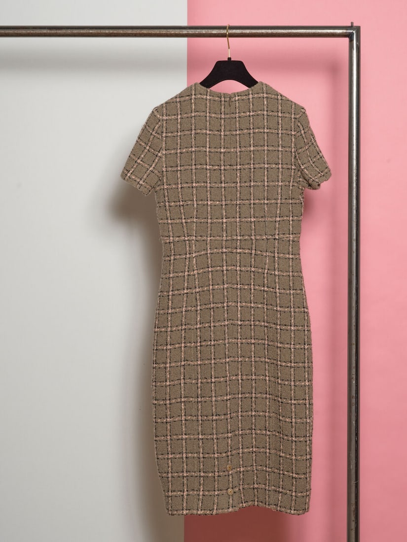 Chanel, collection Prêt à Porter, Automne/Hiver 1995. Robe en tweed vert, rose chin... - 2