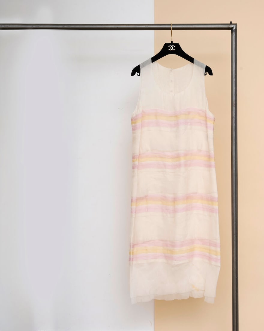 Chanel, collection Croisière 2004. Robe en mousseline de soie volantée blanche, jaune ...: Chanel, collection Croisière 2004. Robe en mousseline de soie volantée blanche, jaune et rose. Chanel, Cruise 2004 collection. White, yellow, and pink ruffled silk chiffon dress. Directeur a