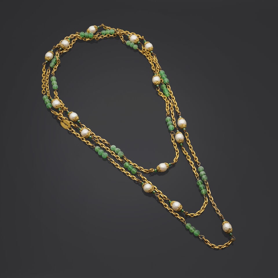 Chanel, circa 1983. Long sautoir chaine doré entrecoupée de perles vertes et perles d'... (1 of 3)