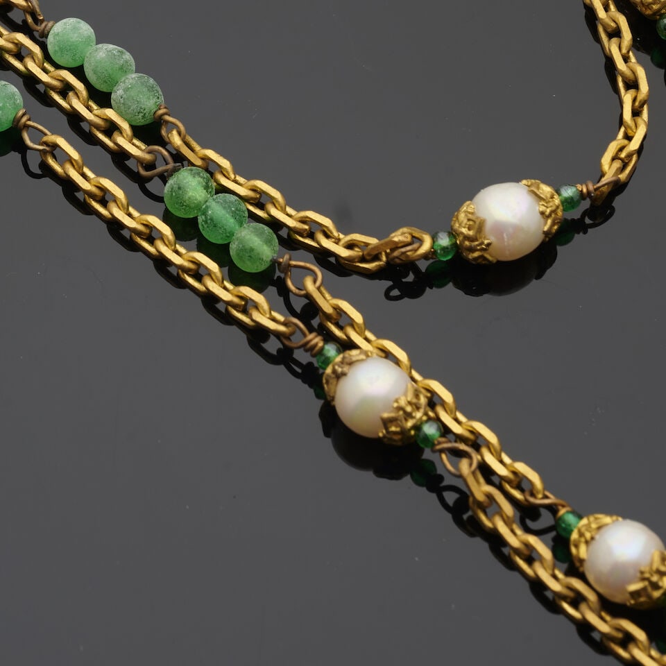 Chanel, circa 1983. Long sautoir chaine doré entrecoupée de perles vertes et perles d'... - 3